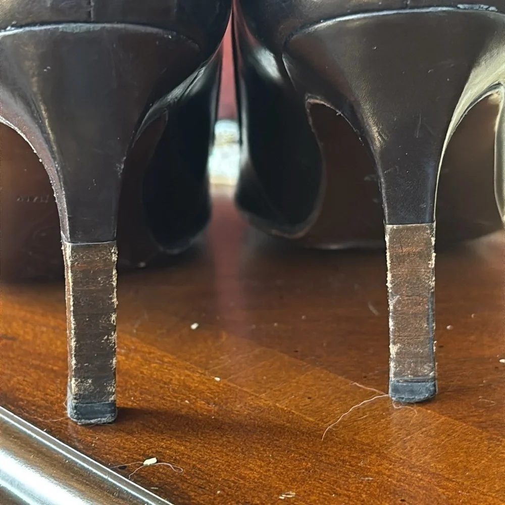 Chanel Black Leather Heels Rounded Toe w/ Floral Metal Logo Accent Made in Italy